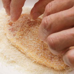 豚肉の両面に小麦粉を軽くまぶし、溶き卵、パン粉の順に、豚肉の両面にしっかりとつける。