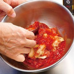 ボウルにバジルトマトソース、オリーブオイル、まぐろ、いちじくを入れて軽く混ぜ合わせる。冷凍庫に入れて十分に冷やしておく。【コツ２】