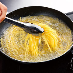 塩を入れて沸騰させたお湯で、スパゲッティを袋の表示時間より１分長く茹でる。冷水でよく冷ます。