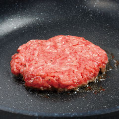 合いびき肉に塩２つまみとその約半分の粗びき黒こしょうを加えて混ぜ、薄いハンバーグ状にする。フッ素樹脂加工のフライパンに油をひかずに入れて火にかけ、崩さないで焼く。【コツ１】