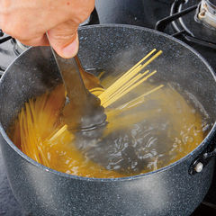 スパゲッティは塩を入れて沸騰させたお湯で、袋の表示時間より２分短く茹で始める。