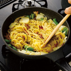 茹で汁を切った（３）の野菜とスパゲッティを加えて弱火にかける。ジェノヴェーゼを全体に和えたら火を止めて器に盛り、オリーブオイル大さじ１をかけて黒こしょうを振る。