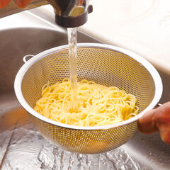 スパゲッティは塩を入れて沸騰させたお湯で６分茹でる。湯切りをして冷やし、十分水気を切っておく。