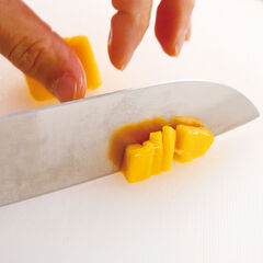 マンゴーは包丁で切れる程度に解凍して、粗く、５～８ｍｍ角程度に刻んでおく。