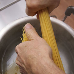 水１.２Ⅼを沸騰させ、塩１２ｇを加えた湯にスパゲッティを入れる。