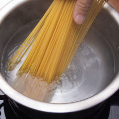 水１.２Ｌを沸騰させ、塩１２ｇを加えた湯にスパゲッティを入れる。袋の表示時間より２分短く茹でる。ゆで汁はとっておく。