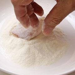 生たらをひと口大に切り、塩２つまみをふる。表面に軽く小麦粉をまぶす。【ポイント３】