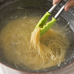 鍋に半分程度の湯を沸かし、吸いものよりやや濃いめになるように塩を加える（湯の量の１％が目安）。スパゲッティを半分に折って入れ、ざっとほぐして表示時間より１分３０秒短く茹でる。【ポイント２】