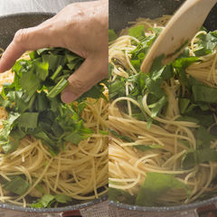 （４）の湯を切って（５）に加え、中火にかけてほうれんそうの葉を加え、麺がスープを充分に吸うまで、あえるようにゆっくり混ぜる。