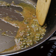 鶏肉を焼いたフライパンにオリーブ油（大さじ１）、アンチョビを入れて中火にかける。沸騰したらケッパーを加え、アンチョビを木べらなどでつぶす。