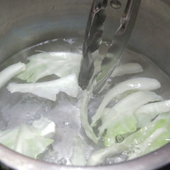 塩を入れて沸騰させたお湯に、キャベツの芯の部分を先に入れる。１分後、葉も入れて６分茹で、茹で汁を切る。【ポイント３】