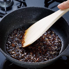 ほたてを焼いたフライパンに玉ねぎを入れ、木べらなどで混ぜてから中火にかける。約２分炒めて香りがたってきたら、バルサミコ酢を加えて煮詰める。【ポイント２】
