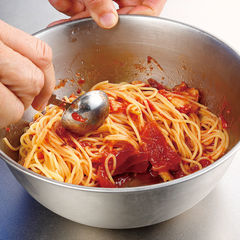 冷凍庫からとり出した（３）に、水気を切ったスパゲッティを加えて軽く混ぜ合わせる。器に盛って黒こしょうをふり、飾り用のいちじくをのせる。