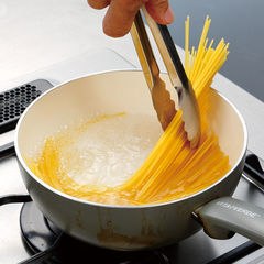 スパゲッティは塩を入れて沸騰させたお湯で、袋の表示時間より２分短く茹でる。ゆで汁はとっておく。