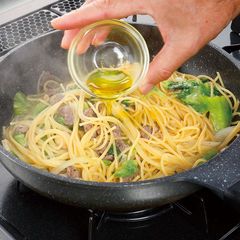 （３）のスパゲッティが茹で上がる１分前にレタスを加え、一緒に茹でる。茹で汁を切り、スパゲッティとレタスを（４）に加えて強火で和える。水分がなくなったら火を止め、オリーブ油大さじ１をかけて器に盛り、黒こしょうをふる。