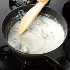 フライパンに牛乳を入れて火にかけ、軽く沸騰させる。中火にしてゴルゴンゾーラチーズを加え、木べらなどで軽く混ぜ、沸騰したら火を止めておく。【コツ１】【コツ２】