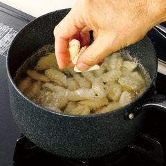 ニョッキは塩２つまみを入れて沸騰させたお湯で、１分半茹でる。