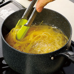 スパゲッティは塩を入れて沸騰させたお湯で、袋の表示時間より１分短く茹でる。茹で汁はとっておく。