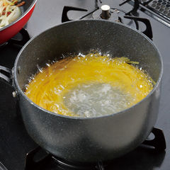 スパゲッティは塩を入れて沸騰させたお湯で、表示時間より２分短く茹でる。茹で汁はとっておく。<br>※スパゲッティの塩加減は、目安として水１ℓに対し塩１０ｇです。