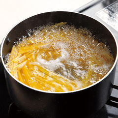 スパゲッティは塩を入れて沸騰させたお湯で、表示時間より２分短く茹でる。茹で始め３分後、茹で汁お玉２．５杯分を③のフライパンに加えて沸騰させる。
