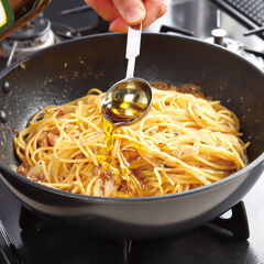 フライパンにスパゲッティを加えて中火であえ、水分がなくなったら火を止める。味と固さを確認してオリーブオイルと黒こしょうを振り、器に盛る。