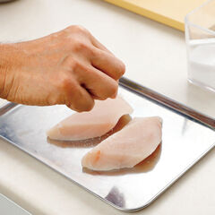 めかじきは片面のみに１切れあたり１.５つまみ（１.５ｇ）の塩をふり、なじませておく。