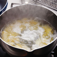 じゃがいもは塩を入れて沸騰させたお湯で（水６００ｍｌに対して塩小さじ１）、くしが通る程度に茹でておく。