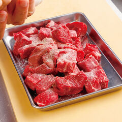 牛肉に塩６つまみとその約半分の粗びき黒こしょうを振り、１分ほど寝かせておく。