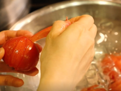 【トマトの湯むき】
包丁は親指で刺す長さを調整して、トマトのヘタを取る。
沸いた水（必ず沸いた状態で）にトマトをゆっくり10秒ぐらい入れる。（熟し具合で変わります）氷水に入れ、皮を剥く。