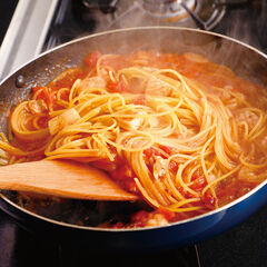 スパゲッティ全体が茹で湯の中に浸ってから、約７分が過ぎる頃に水分がなくなるように（７分以前に水分がなくなりそうなら少量の水を足す）火力を調整しつつスパゲッティを時折混ぜながら茹でる。お好みで茹で上がる前ににんにくは取り除く。