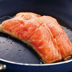 銀鮭１切れにひとつまみ程度の塩をふり、フライパンにオリーブオイルを入れて強めの中火にかけ、温まったら銀鮭の皮の面を下にして焼く。