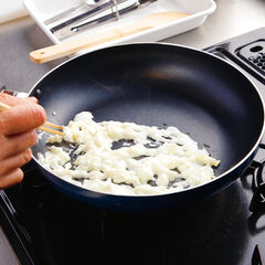 卵を割り、白身と黄身を別のボウルに入れ、それぞれにチーズ（５ｇ）を加えてしっかり混ぜる。フライパンにオリーブオイル（小さじ１）を入れて中火で温め、白身だけをスクランブルエッグのように焼いて取り出しておく。