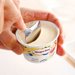 バニラアイスとクリスプチップチョコレートアイスをスプーンで混ぜられる程度の温度にしておく。