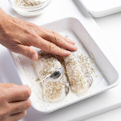 たらに薄力小麦粉をまぶしてから、ソフトパン粉と乾燥タイムを混ぜて全体にまとわせ、軽く押し付けておく。