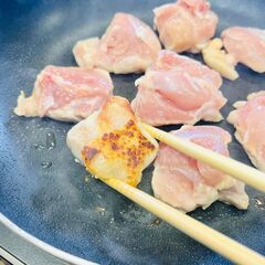 フライパンに鶏肉を皮目から焼く。半分ほど色が変わってきたら返し、玉ねぎを入れる。めんつゆを加え蓋をして5分蒸し焼きにする。