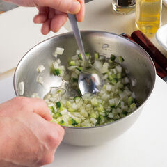 ボウルに（ａ）を入れ、（ｂ）を加えて混ぜてピクルスを作り、置いておく。ゆで卵は包丁で細かくしてフォークでつぶし、別のボウルに入れて（ｃ）を加える。ピクルスを加えて混ぜ、にんにくを加える。