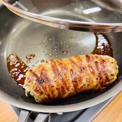 巻き目を下にして、フライパンで焼く。全面が焼けたら焼肉のタレを加え蓋をし、弱火で5分程煮絡める。