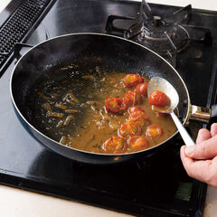 フライパンにトマト、はちみつを加えてソースを煮詰める。豚肉をカットして器に盛りつけてグリル野菜を添え、パセリ、ソースをかける。