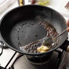 フライパンに残った油をペーパータオルでふき取り、バルサミコ酢を入れて弱火で加熱し、酸味をとばす。火を止めてバターを入れ、余熱でかき混ぜて乳化させる。