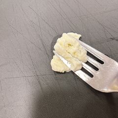 バターは電子レンジなどでさらさらに溶かしておく。チェリーモッツアレラはフォークで潰す。