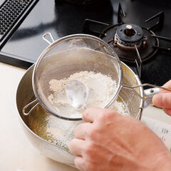 小麦粉はふるいにかけてバターを溶かした鍋に加え、弱火で焦げないようにかき混ぜながら、香りが立つまで炒める。牛乳は別の鍋で温めておく。