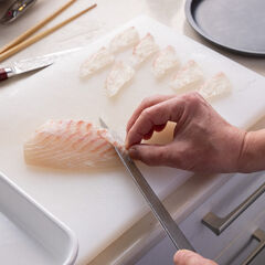 白身魚は均等の厚さにスライスし、塩をふる。器に盛り、開いたスナップエンドウ、食べやすい大きさに切ったグレープフルーツの果肉をのせる。ルッコラ、バジルを添えてカシューナッツを削りかけ、（３）のソースをかける。