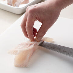 玉ねぎは繊維にそってスライスし、水にさらしておく。ミニトマト、芽キャベツは半分に切り、スナップエンドウは筋を取る。そら豆はさやから取り出して薄皮をむく。真鯛は骨をすいて皮に切り込みを入れ、両面に塩をふっておく。