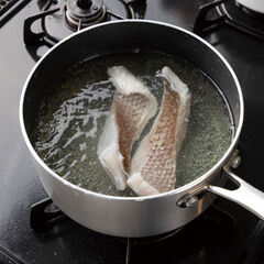 同じ湯で火加減を落とし、真鯛を５分程度茹でる。