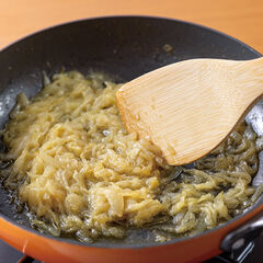 フライパンにオリーブオイルとバターを熱し、玉ねぎを加えてふたをする。時々混ぜながら、飴色になるまでじっくり炒める。