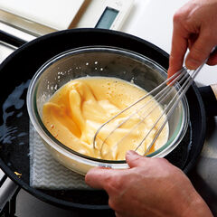 フライパンに湯を沸かし、（１）のボウルを入れて湯せんしながら、もったりするまで約２０分かき混ぜる。