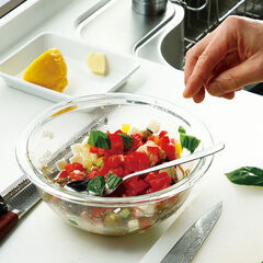 （５）に（２）の木熟トマトとお好みのハーブを加えて全体をざっくりとあえる。<br>
※ハーブはみじん切り、粗みじん切り、細かくちぎるなど、お好みでどうぞ。