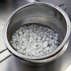 ミニトマトは半分に切る。玉ねぎは粗めのみじん切りにして水にさらす。ボウルにミニトマトと水気を切った玉ねぎを合わせ、塩（適量）を加え味を調える。にんにくは半分に切り、潰す。