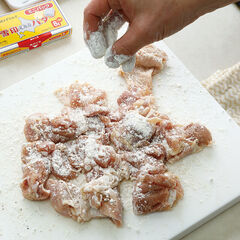 〈下ごしらえ〉<br>① 鍋にたっぷりの水とれんこんを入れて火にかけ、沸騰したら３０分下茹でする。粗熱が取れたら皮をむき、１ｃｍ厚のいちょう切りにする。<br>② 鶏もも肉はひと口大に切り、塩、粗びき黒こしょう、薄力粉（分量外）を軽くふる。