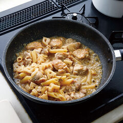 〈煮込み〉<br>① フライパンにオリーブオイルとにんにくを入れて、香りが出るまで弱火で焼き、ローズマリーを入れる。<br>② （１）に鶏もも肉を加え、皮目から焼き付け、両面に軽く焼き色を付ける。<br>③ 玉ねぎを加えて炒め、透き通ってきたられんこんを加える。<br>④ 白ワインを注ぎ、アルコールを飛ばす。ショートパスタを加え、具がひたひたに浸かるまで水を入れ、煮立たせる。弱火にし、途中混ぜながら水分が少なくなり、とろりとするまで煮る。